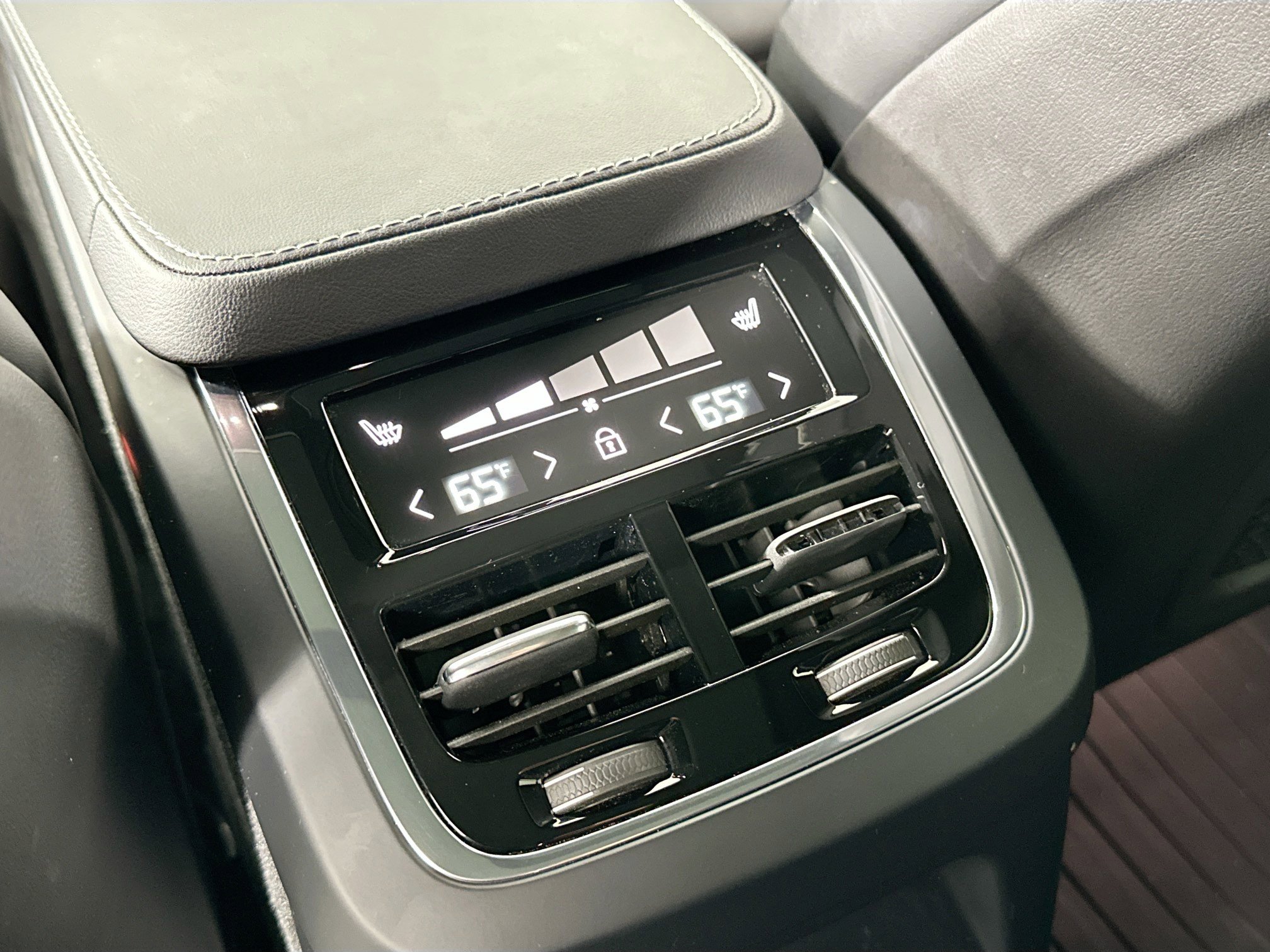 Used 2022 Volvo XC90 T8 R-Design w/ Advanced Package image 26