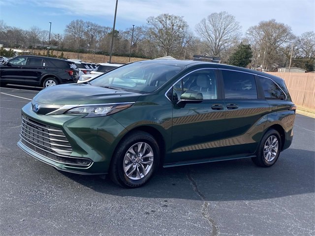 Used 2025 Toyota Sienna LE video 3