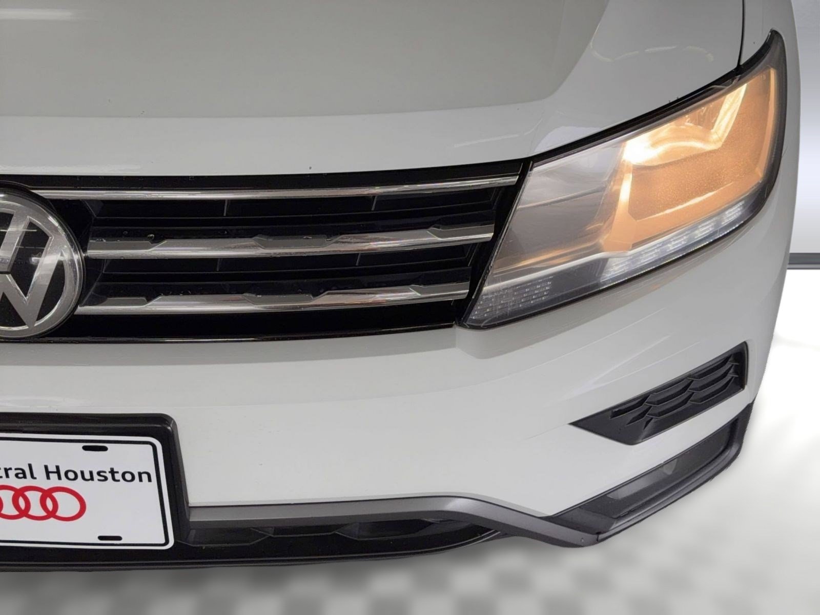 Used 2018 Volkswagen Tiguan SEL FWD image 11