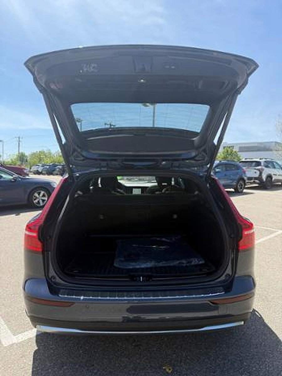 Used 2025 Volvo V60 B5 Cross Country Plus w/ Protection Package Premier AWD/4WD image 7