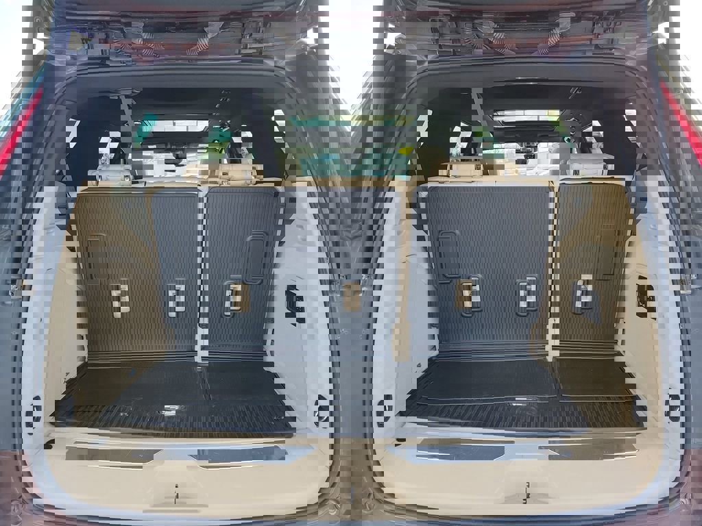 Used 2023 Cadillac Escalade Premium Luxury w/ LPO, Radiant Package image 6