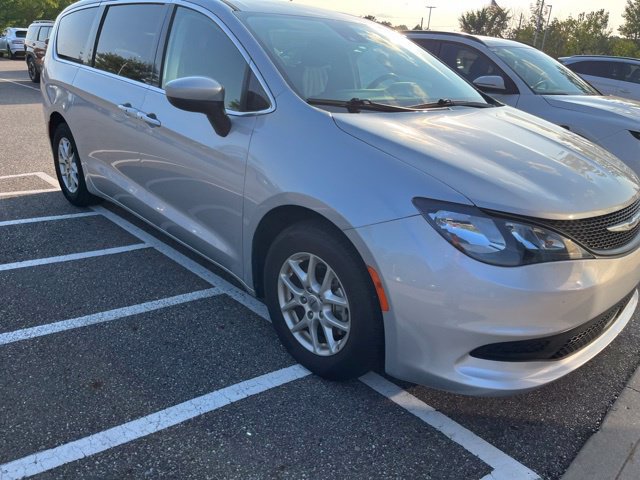 Used 2023 Chrysler Voyager LX FWD image 3