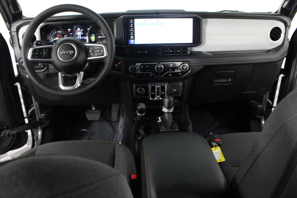 Used 2025 Jeep Wrangler Unlimited Sahara AWD/4WD image 9