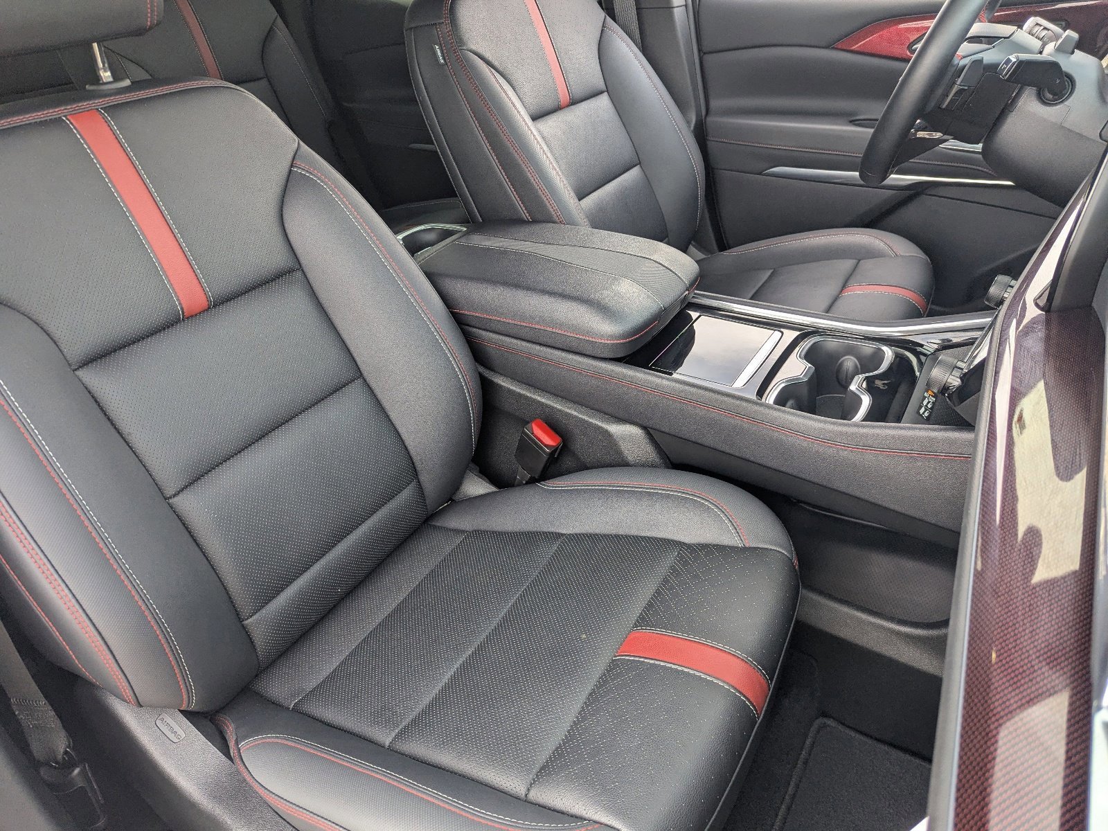 Used 2025 Chevrolet Traverse RS image 11