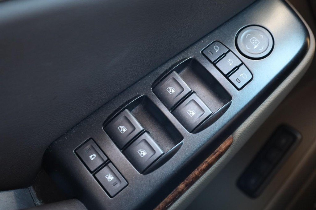 Used 2020 Chevrolet Suburban Premier AWD/4WD image 18