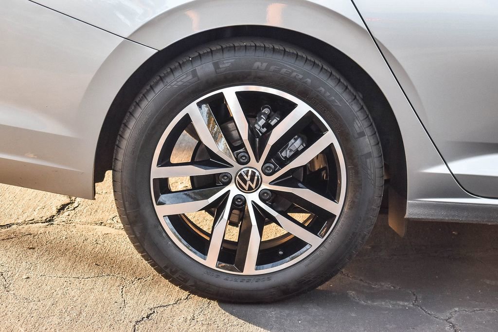 Used 2025 Volkswagen Jetta SE FWD image 11