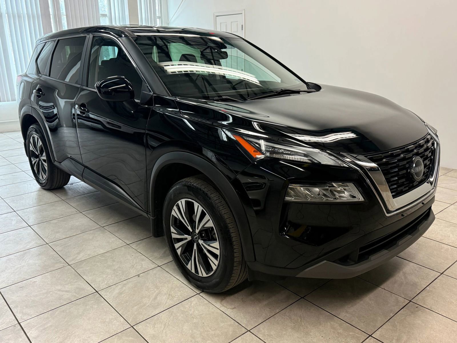Used 2023 Nissan Rogue SV image 1