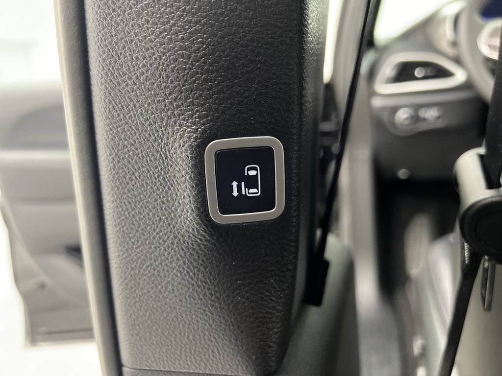 Used 2025 Chrysler Pacifica Select FWD image 20