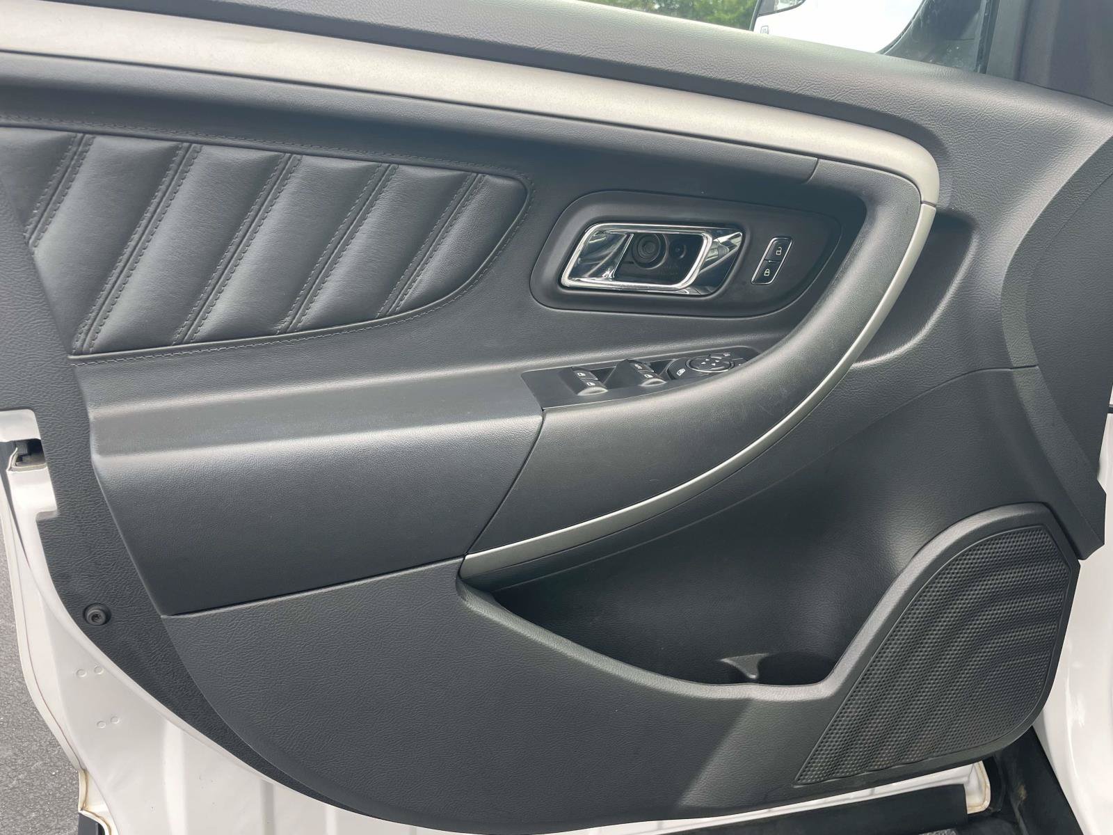 Used 2015 Ford Taurus SEL FWD image 14