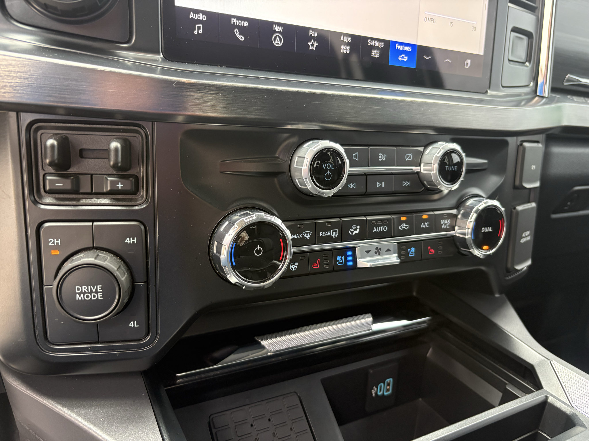 Used 2024 Ford F350 Lariat w/ Lariat Ultimate Package AWD/4WD image 22