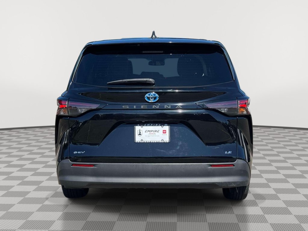 Used 2025 Toyota Sienna LE FWD image 6