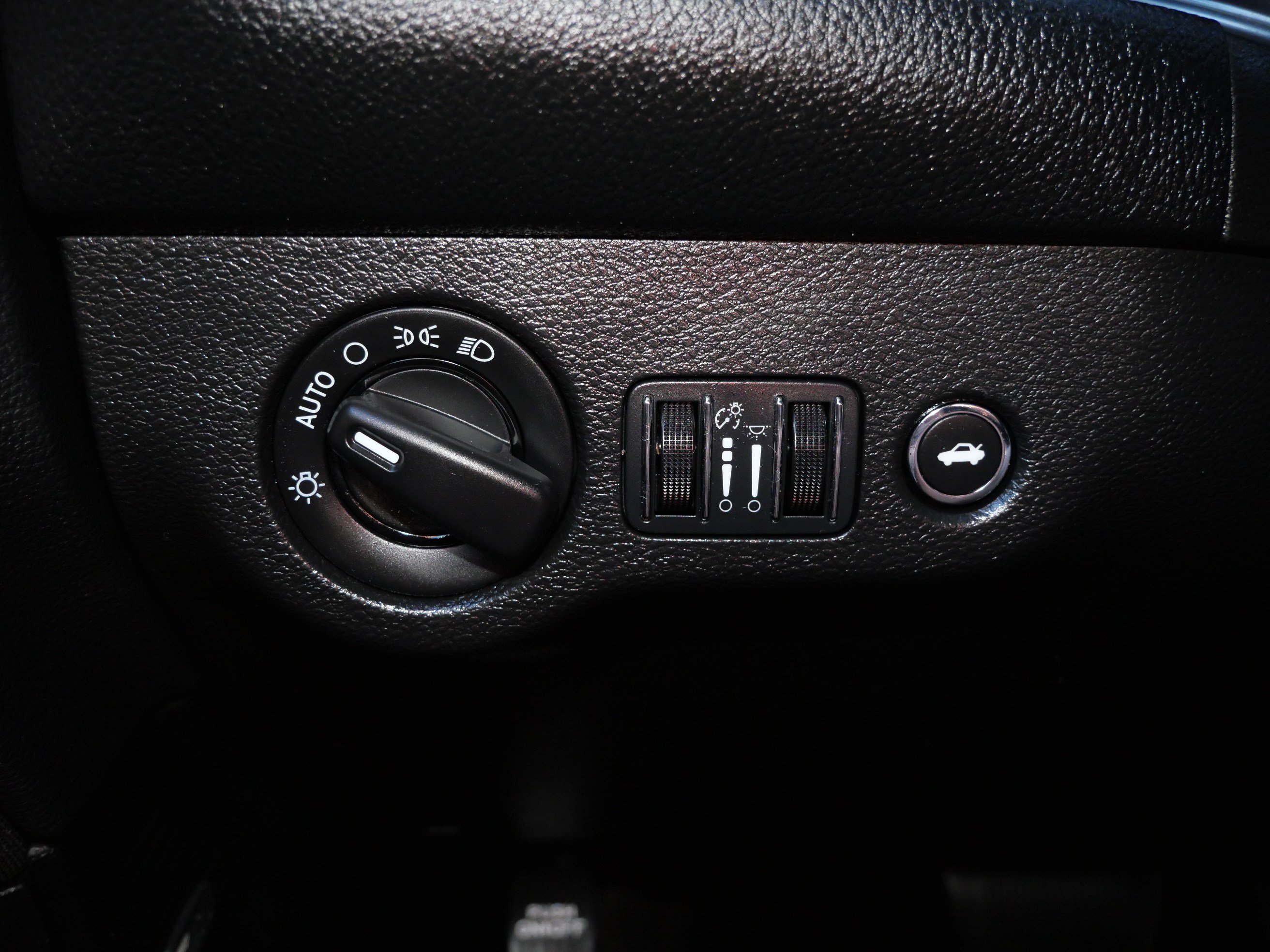 Used 2016 Dodge Challenger SXT w/ Driver Convenience Group RWD image 26