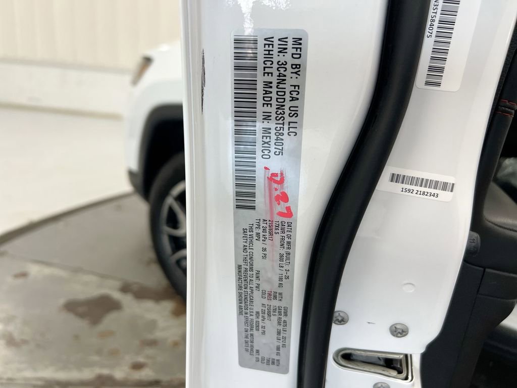 Used 2025 Jeep Compass Trailhawk AWD/4WD image 27