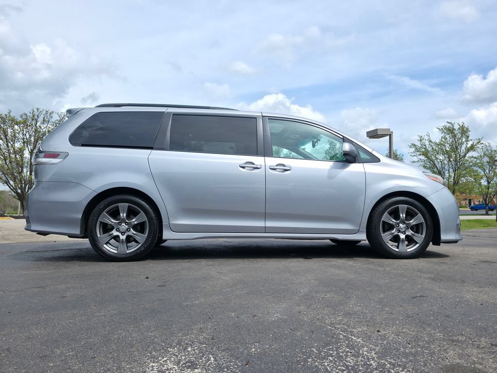 Used 2017 Toyota Sienna SE Premium FWD image 3