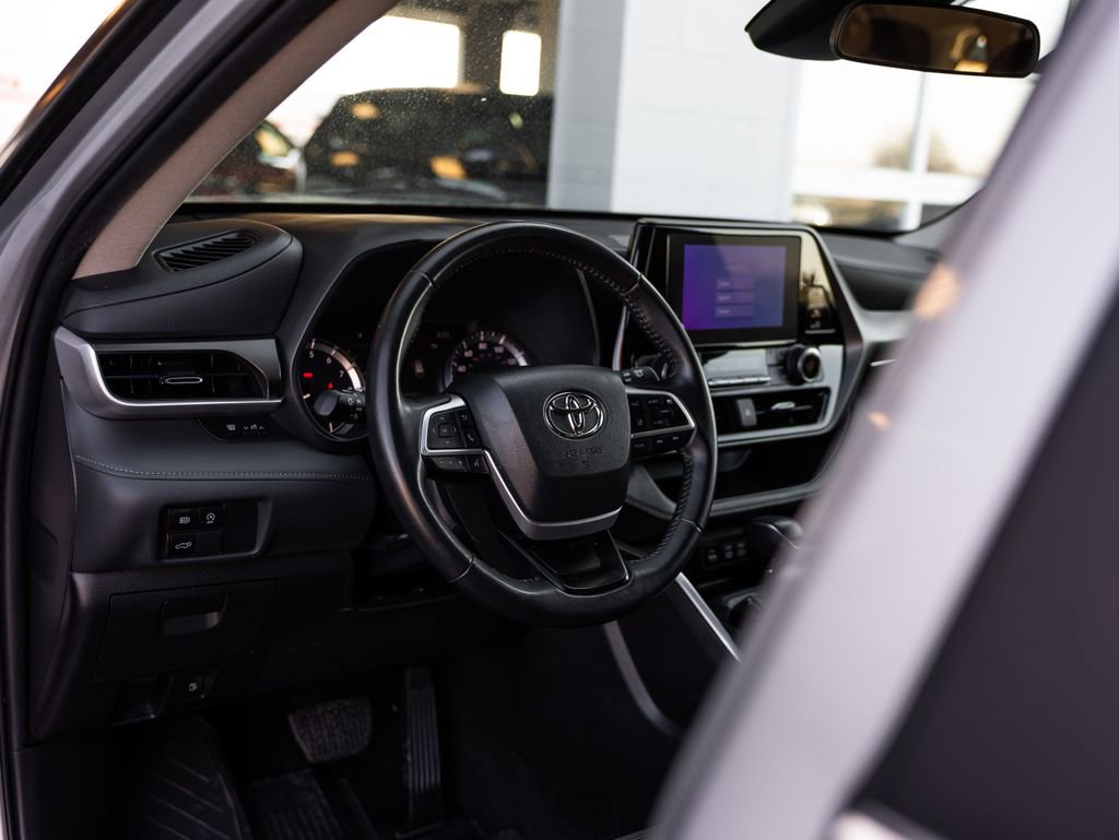 Used 2024 Toyota Highlander LE AWD/4WD image 14