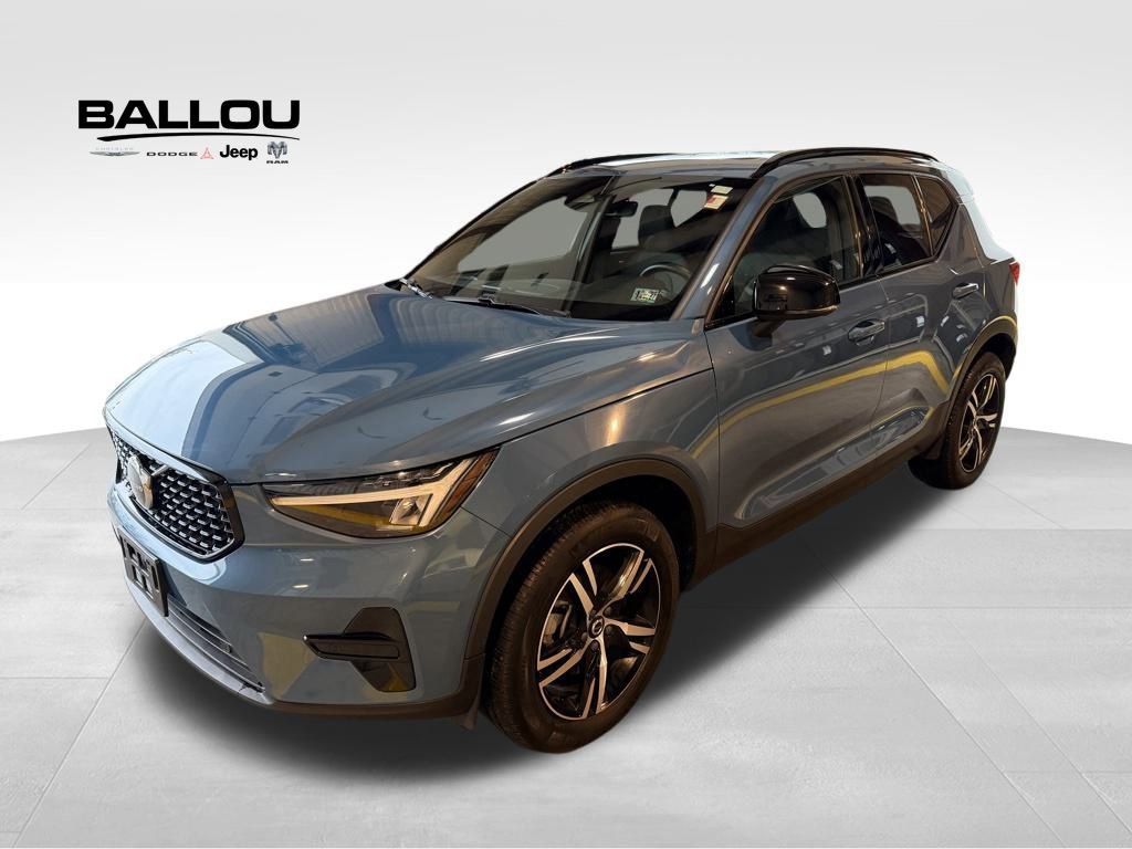 Used 2024 Volvo XC40 B5 Core
