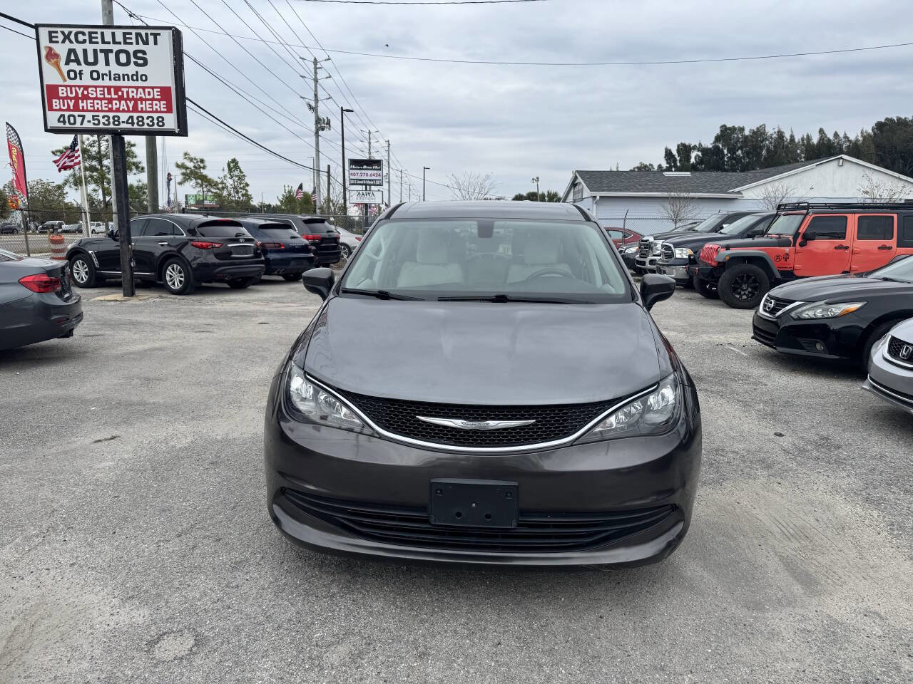 Used 2017 Chrysler Pacifica LX image 2