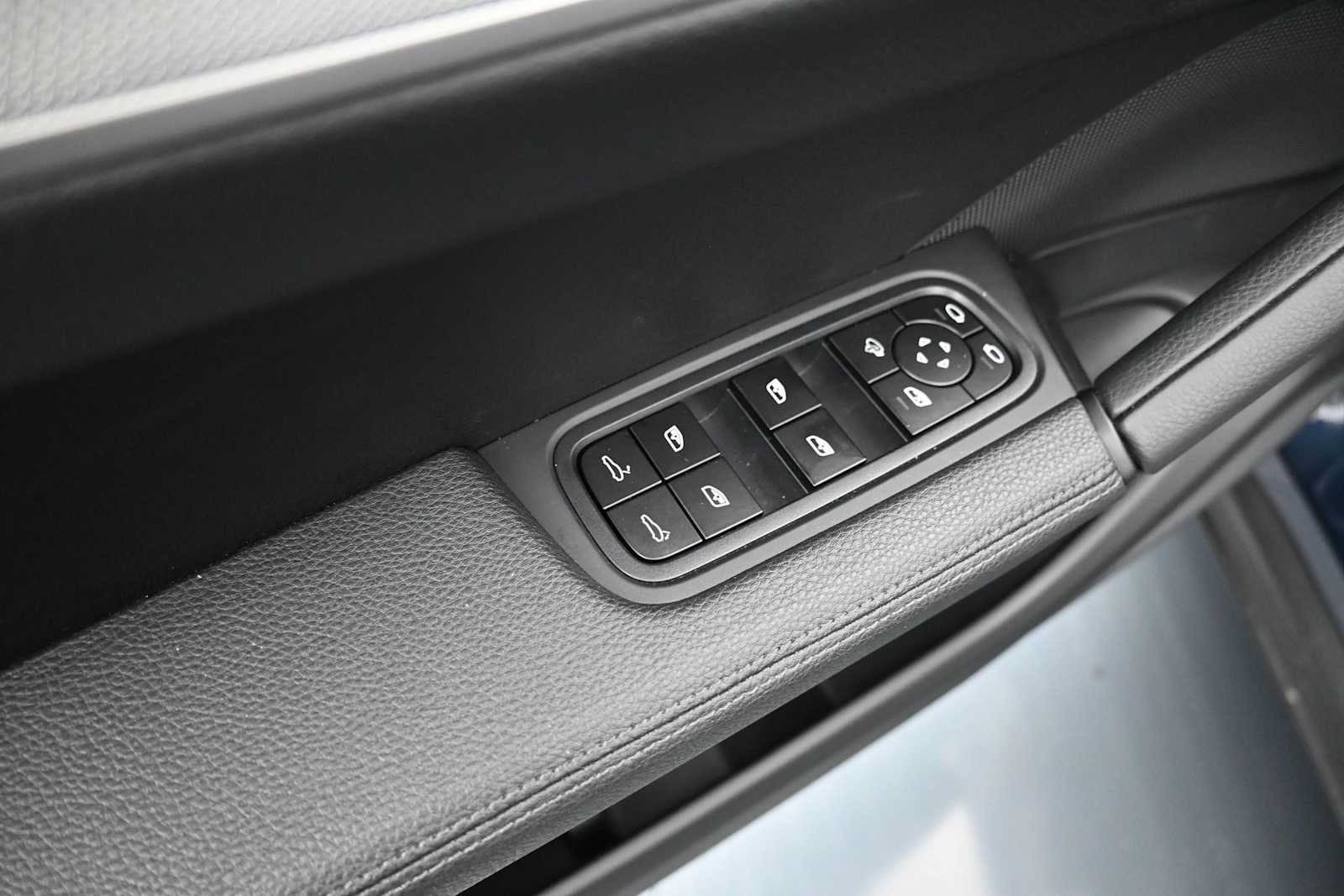 Certified 2025 Porsche Cayenne AWD/4WD image 17