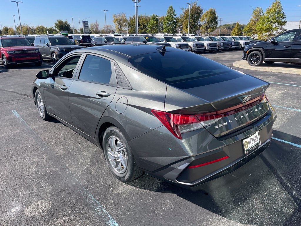 Used 2024 Hyundai Elantra SE FWD image 7
