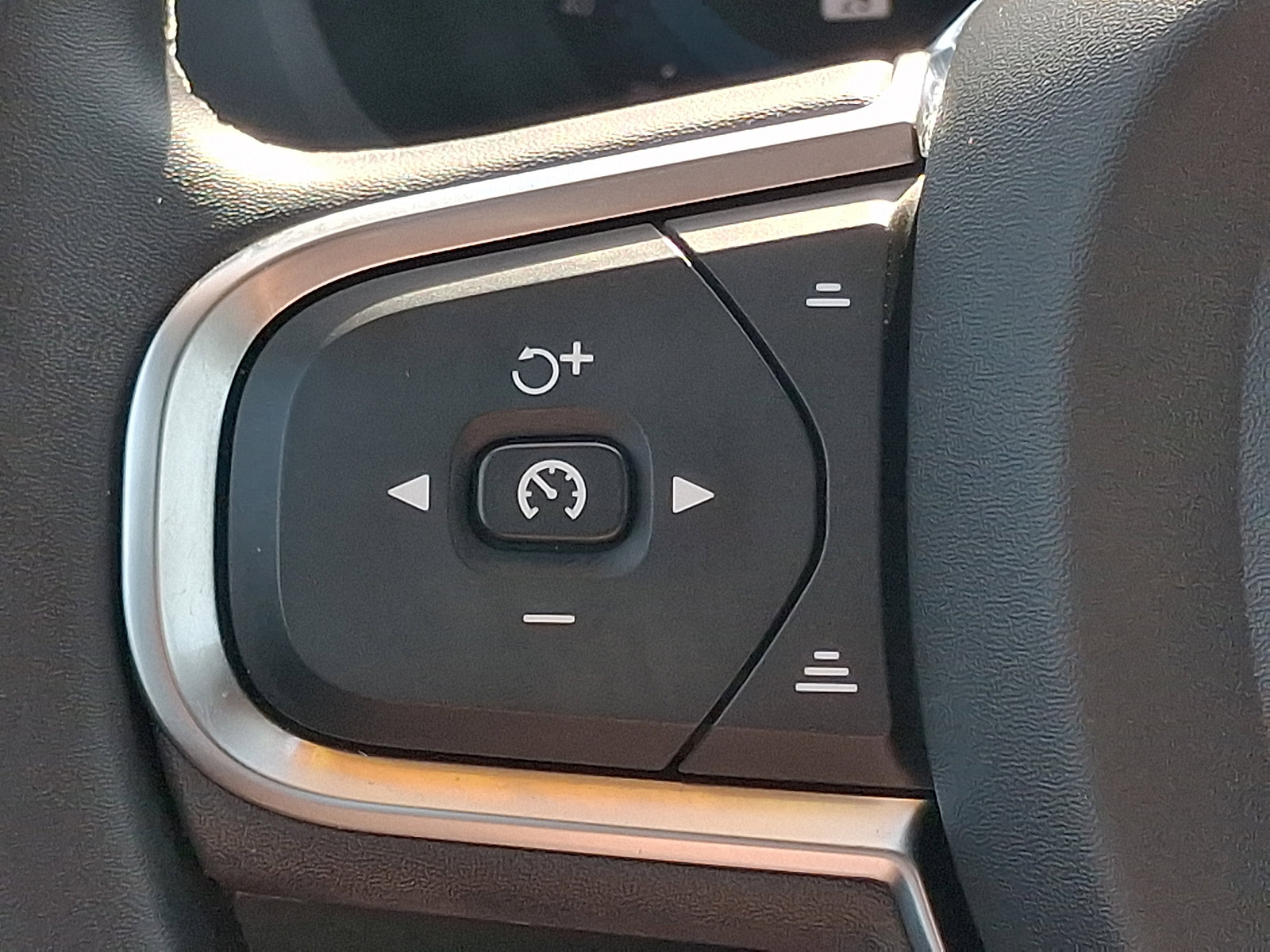 Used 2023 Volvo XC60 B5 Core AWD/4WD image 23