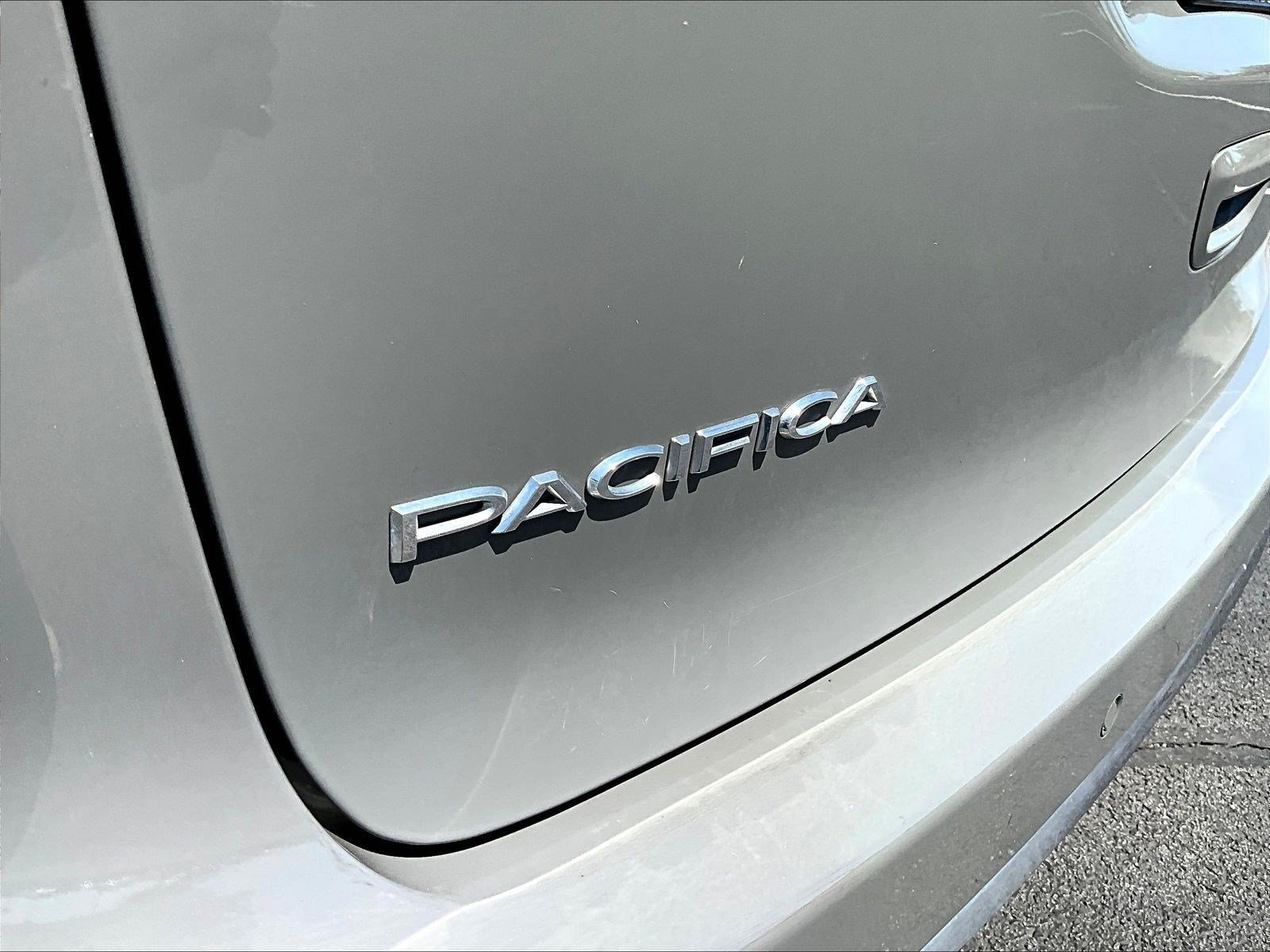 Used 2021 Chrysler Pacifica Touring-L FWD image 23