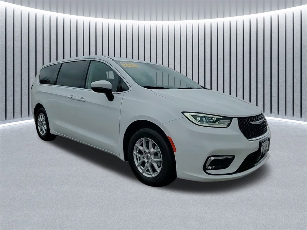 Used 2023 Chrysler Pacifica Touring-L image 1