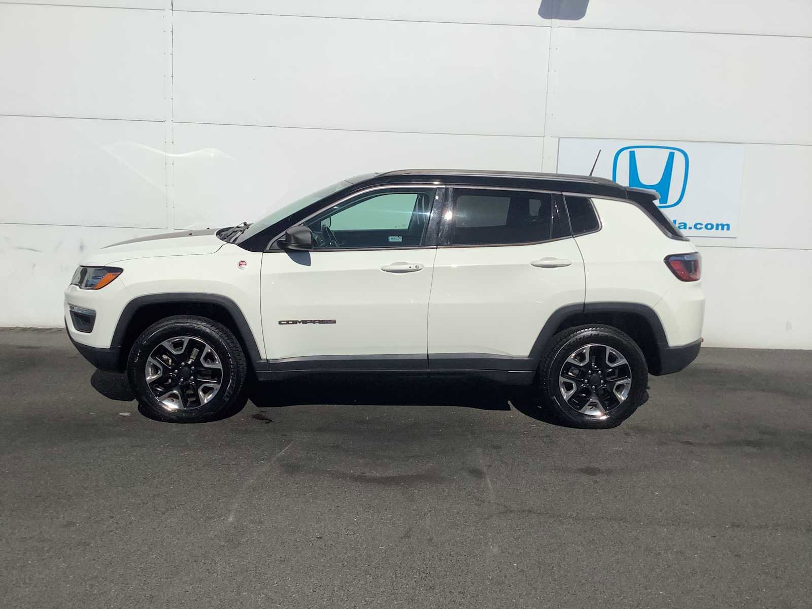Used 2018 Jeep Compass Trailhawk w/ Leather Interior Group AWD/4WD image 3