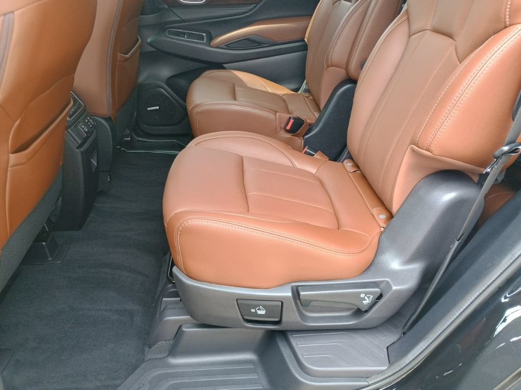 Certified 2023 Subaru Ascent Touring AWD/4WD image 16