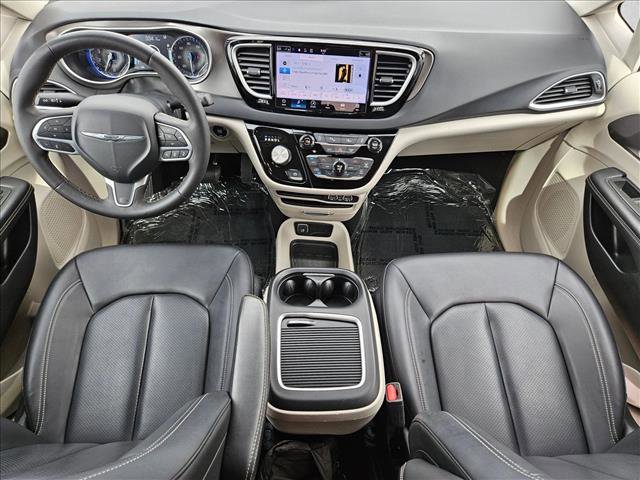 Used 2024 Chrysler Pacifica Touring-L FWD image 30