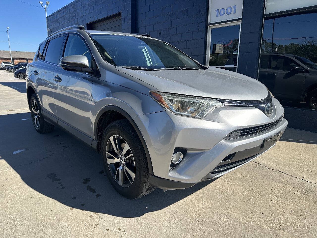 Used 2018 Toyota RAV4 XLE w/ Plus Extra Value Package AWD/4WD image 2