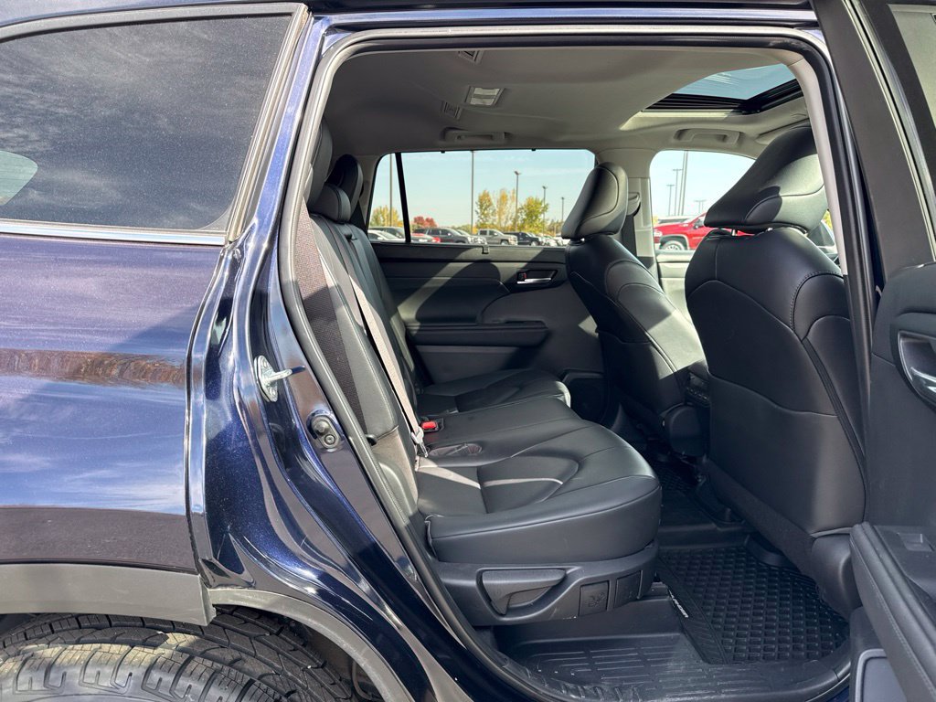 Used 2023 Toyota Highlander XLE AWD/4WD image 13