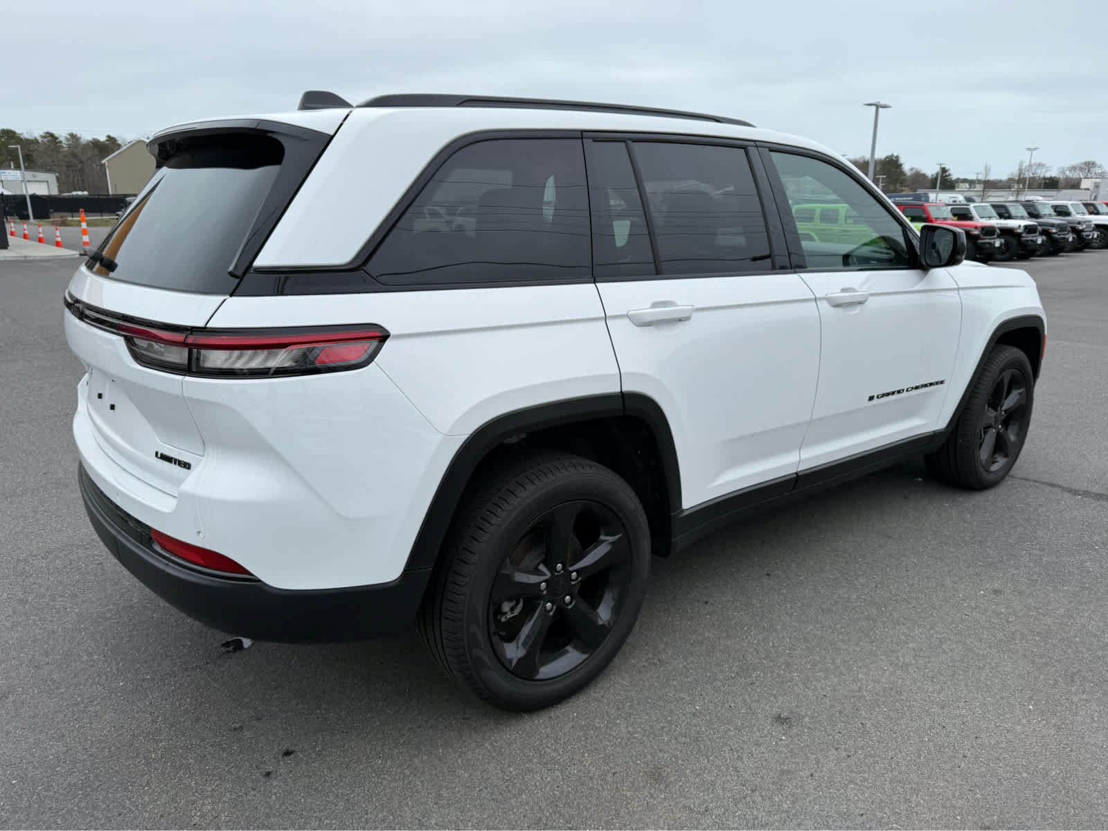 Used 2025 Jeep Grand Cherokee Limited w/ Black Appearance Package AWD/4WD image 10