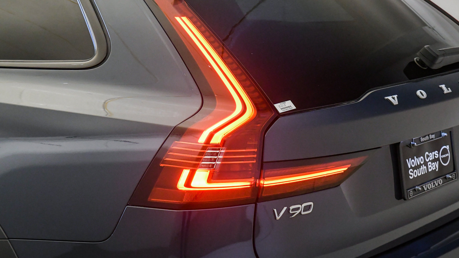 Certified 2025 Volvo V90 B6 Cross Country Plus AWD/4WD image 12