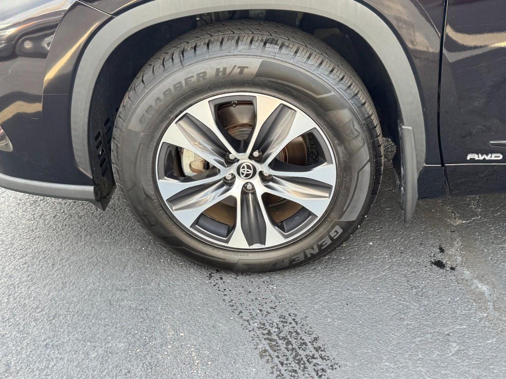 Used 2021 Toyota Highlander XLE AWD/4WD image 10