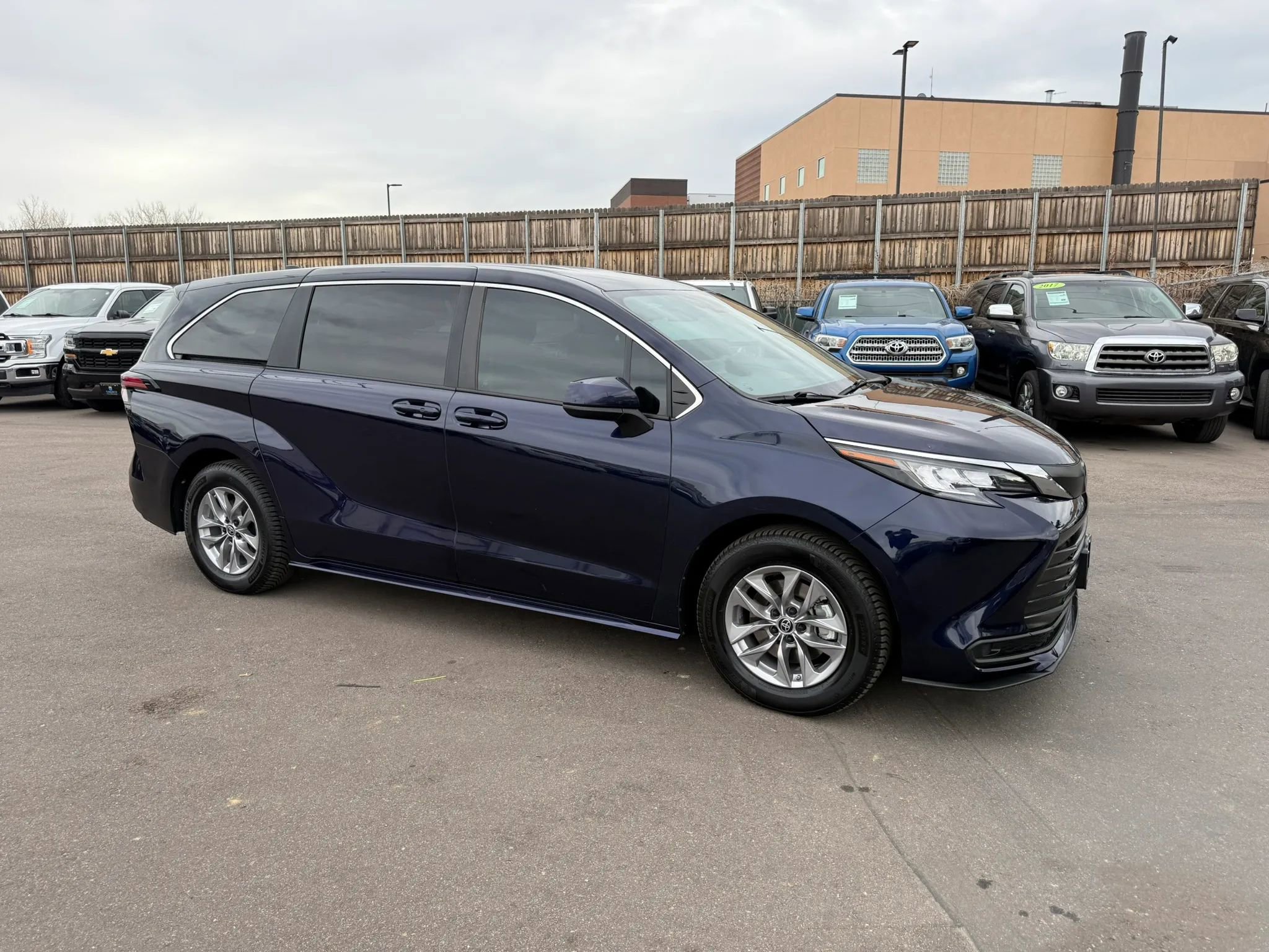 Used 2022 Toyota Sienna LE image 9