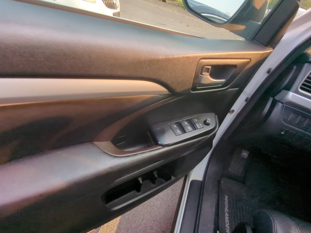 Used 2016 Toyota Highlander XLE AWD/4WD image 8