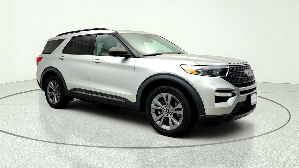 Used 2021 Ford Explorer XLT w/ Equipment Group 202A AWD/4WD image 3