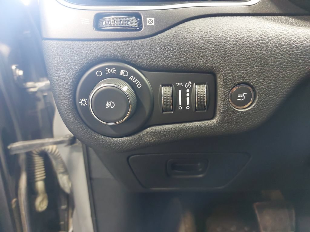 Used 2019 Jeep Cherokee Trailhawk w/ Comfort/Convenience Group AWD/4WD image 25