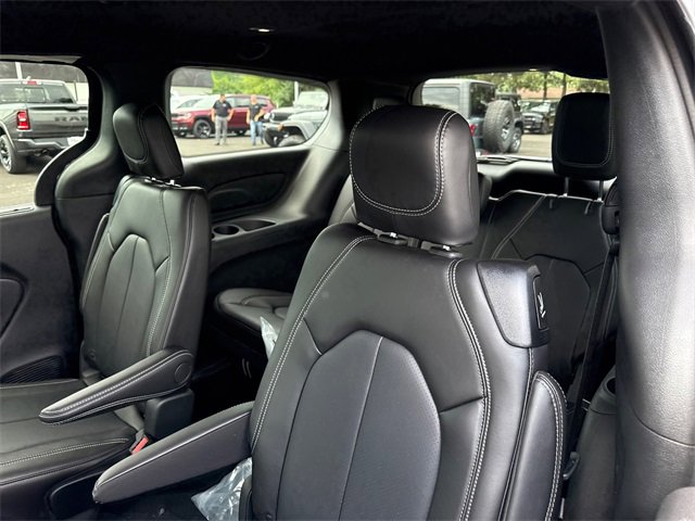 New 2025 Chrysler Pacifica Select image 4