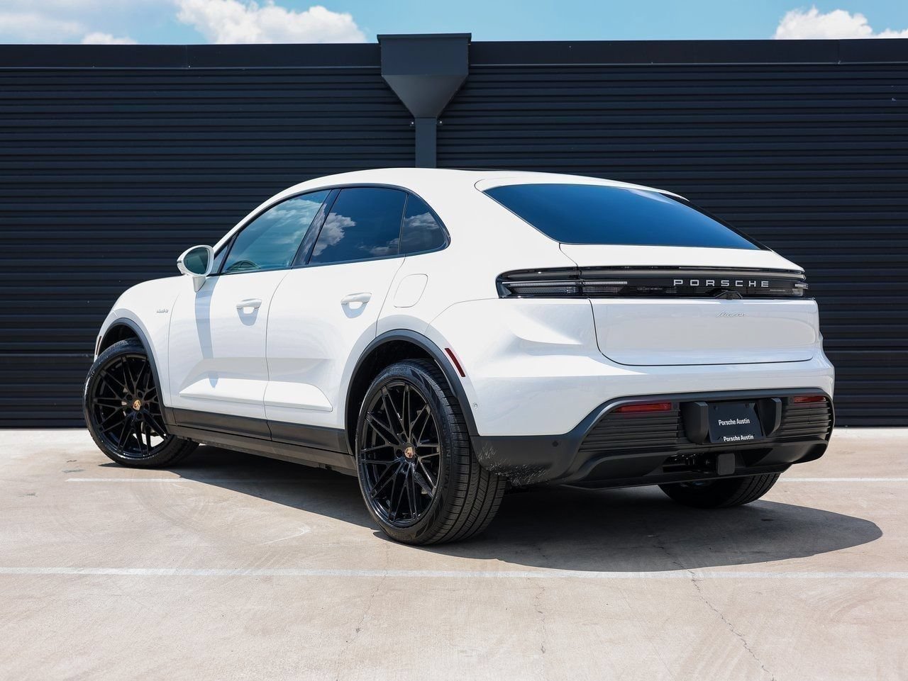New 2025 Porsche Macan Electric RWD image 3