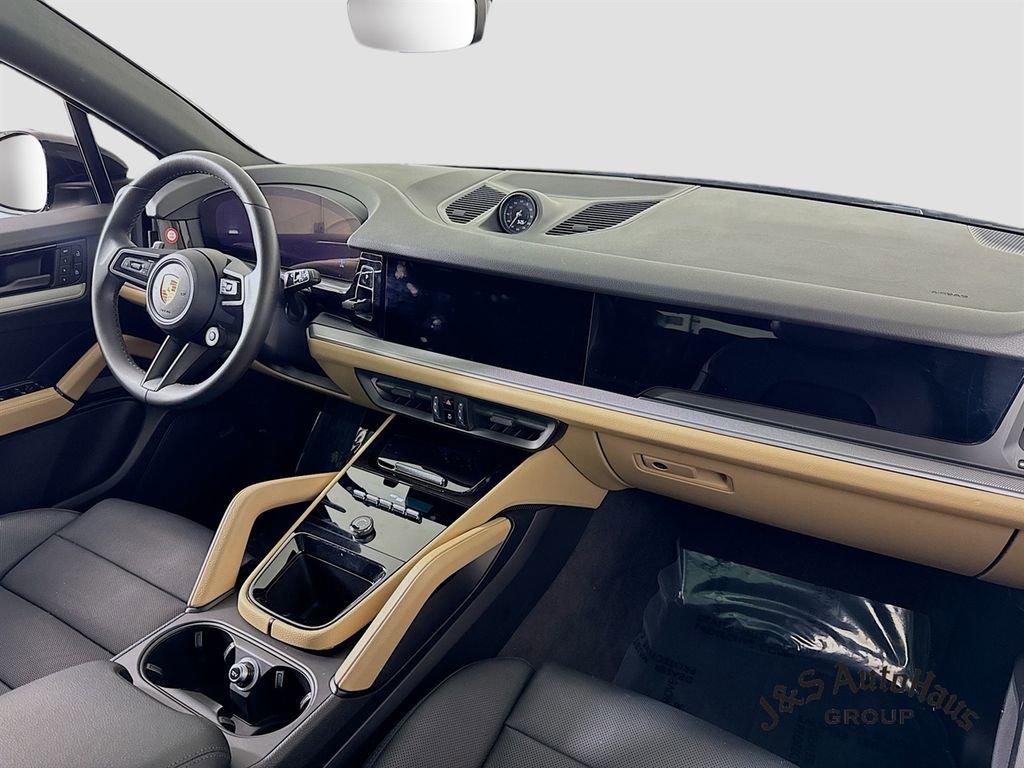 Used 2024 Porsche Cayenne w/ Premium Package image 31