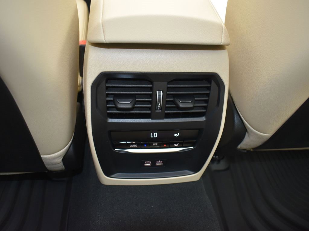 Certified 2025 BMW 330i Sedan w/ Premium Package image 18