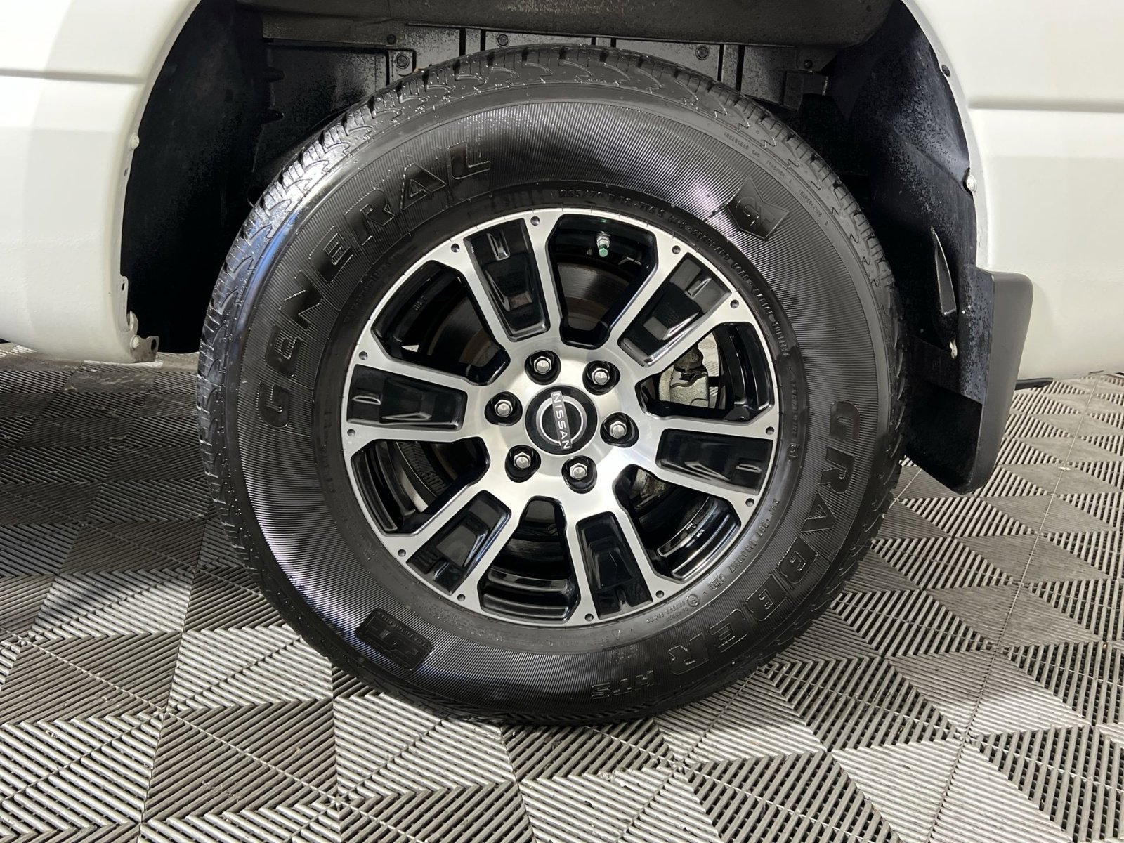 Used 2024 Nissan Titan SV w/ SV Convenience Package image 12