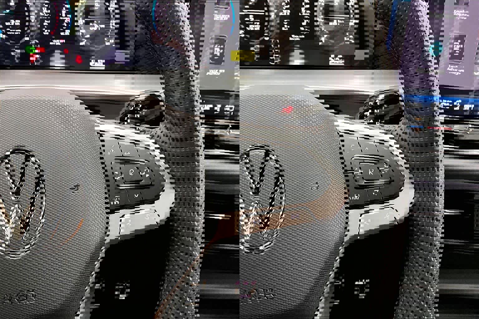 New 2026 Volkswagen Tiguan SE R-Line image 18