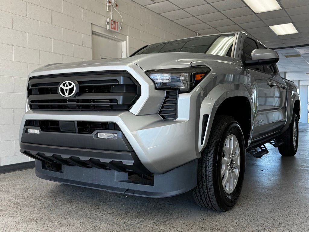 Used 2024 Toyota Tacoma SR5 AWD/4WD image 22