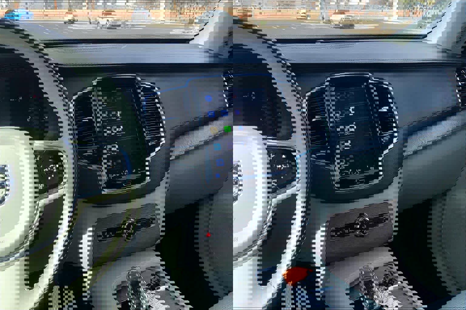 Used 2023 Volvo XC90 T8 Ultimate w/ Lounge Package image 7