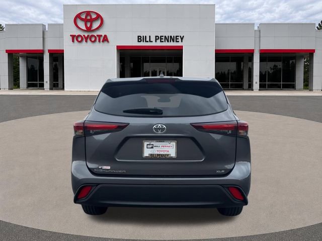 Used 2025 Toyota Highlander XLE FWD image 4