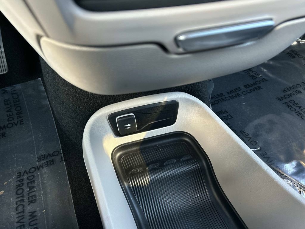 Used 2024 Chrysler Pacifica Touring-L image 32