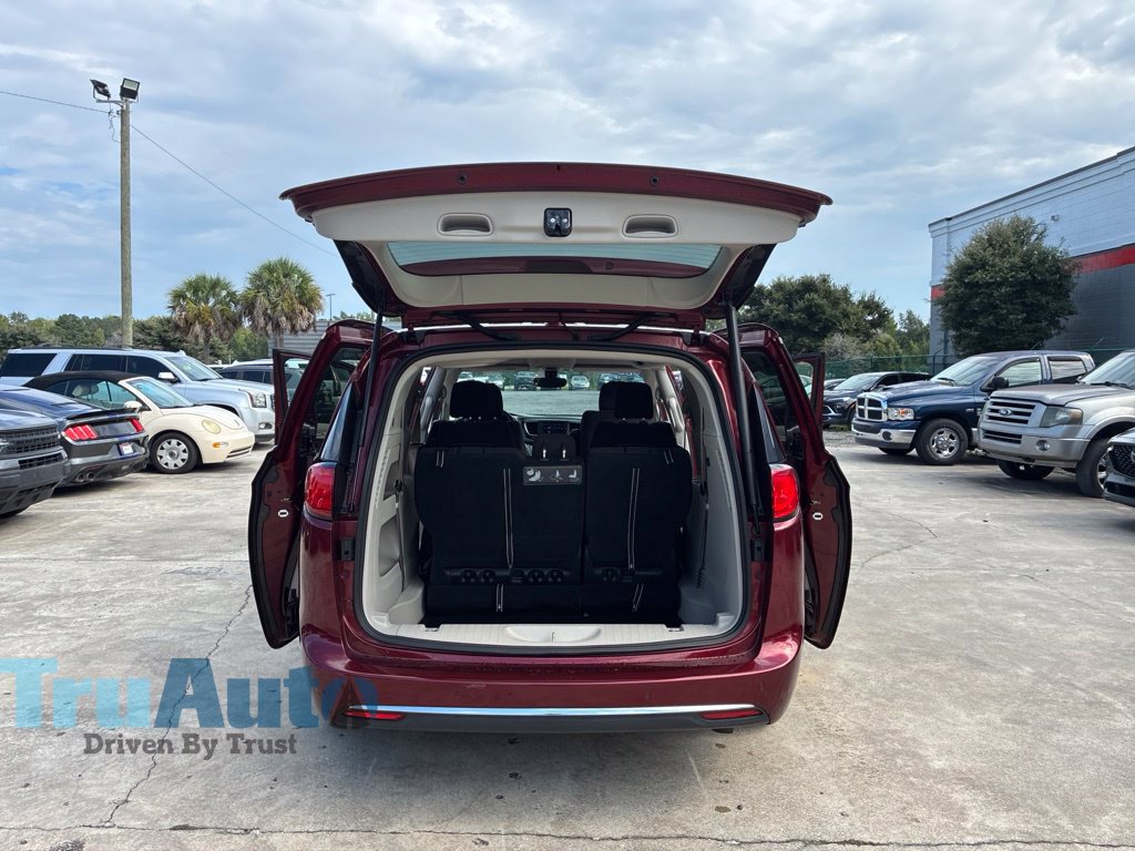 Used 2020 Chrysler Pacifica Touring w/ Tire & Wheel Group FWD image 16
