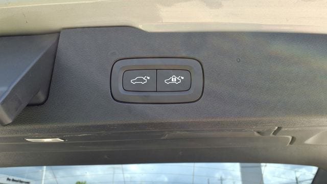Certified 2025 Volvo V60 B5 Cross Country Plus AWD/4WD image 11